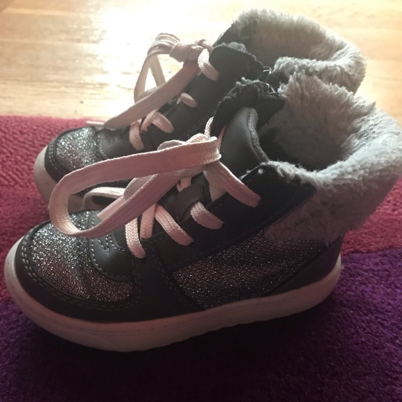 Little girls osh kosh fall/winter gym shoes size 7 - Picture 1 of 6